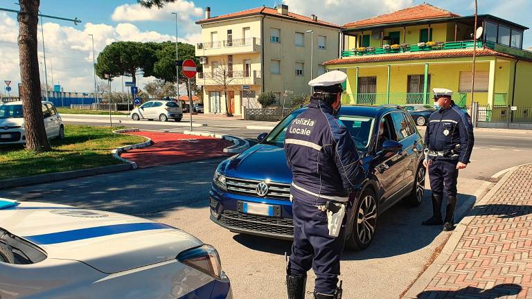 Cervia. Alcol a minorenni, attività senza licenza, musica oltre l’orario: il week end di lavoro della Polizia locale Cervia. Alcol a minorenni, attività senza licenza, musica oltre l’orario: il week end di lavoro della Polizia locale