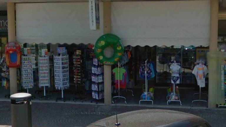 Rapina in tabaccheria a Rimini, ragazzo fermato da passanti e commercianti Rapina in tabaccheria a Rimini, ragazzo fermato da passanti e commercianti