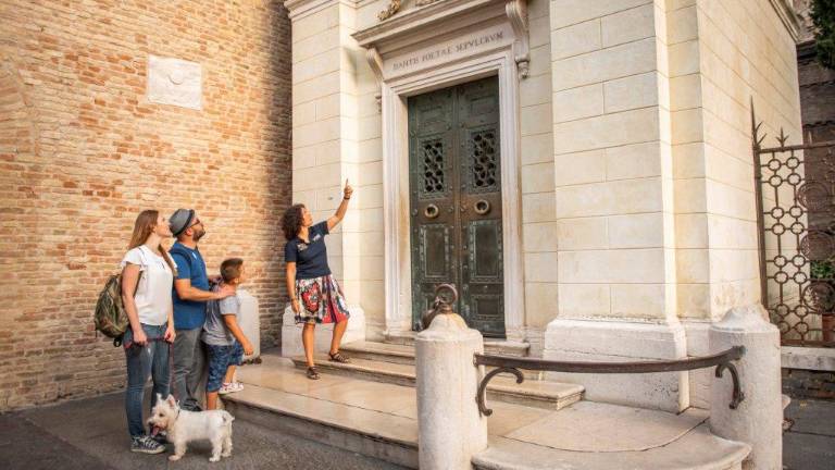 Ravenna, molesta passanti e turisti alla tomba di Dante: divieto di accesso in centro storico per un anno Ravenna, molesta passanti e turisti alla tomba di Dante: divieto di accesso in centro storico per un anno