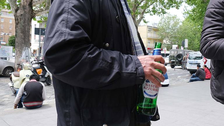 Rimini, consumo di alcol nelle aree pubbliche: 26 multati Rimini, consumo di alcol nelle aree pubbliche: 26 multati