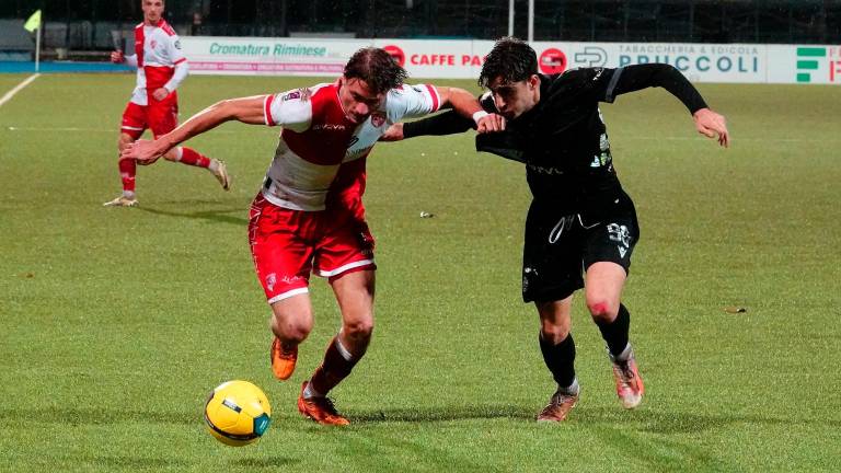 Marco Garetto si strattona con il centrocampista carpigiano Matteo Figoli Marco Garetto si strattona con il centrocampista carpigiano Matteo Figoli