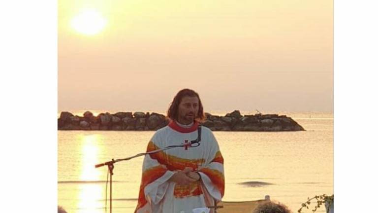 Bellaria, torna la Messa all'alba in spiaggia: si riparte il 12 giugno Bellaria, torna la Messa all'alba in spiaggia: si riparte il 12 giugno