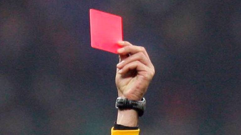 “Comportamento discriminatorio contro l’arbitro”, tre mesi di squalifica all’allenatore del Tre Penne “Comportamento discriminatorio contro l’arbitro”, tre mesi di squalifica all’allenatore del Tre Penne