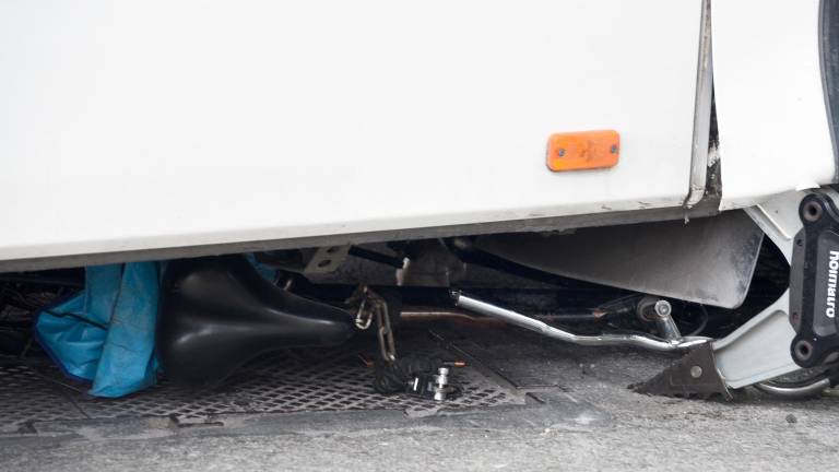 Rimini, ciclista con le gambe incastrate sotto il bus, liberato dai Vigili del Fuoco VIDEO GALLERY Rimini, ciclista con le gambe incastrate sotto il bus, liberato dai Vigili del Fuoco VIDEO GALLERY