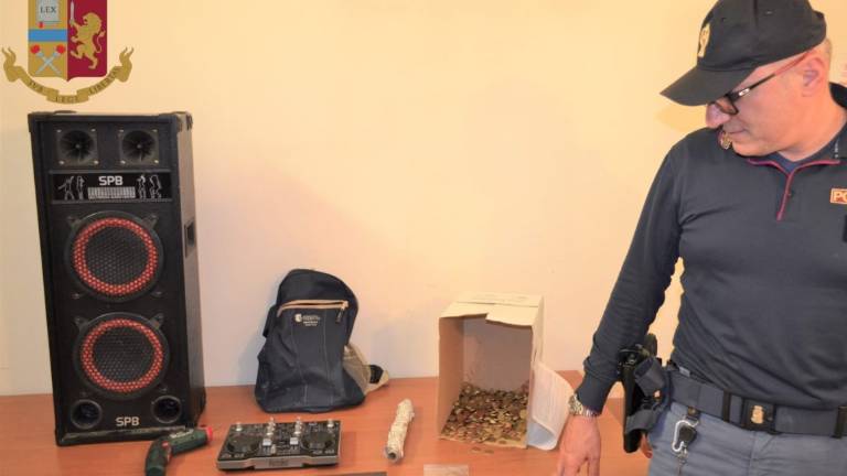 Forlì, rubano un mixer e una cassa subwoofer ma con la Polizia cambia la musica: tre denunce Forlì, rubano un mixer e una cassa subwoofer ma con la Polizia cambia la musica: tre denunce