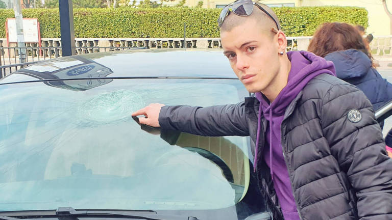Rimini, con il coltello e una bottiglia danneggia le auto in corsa sulla Marecchiese Rimini, con il coltello e una bottiglia danneggia le auto in corsa sulla Marecchiese