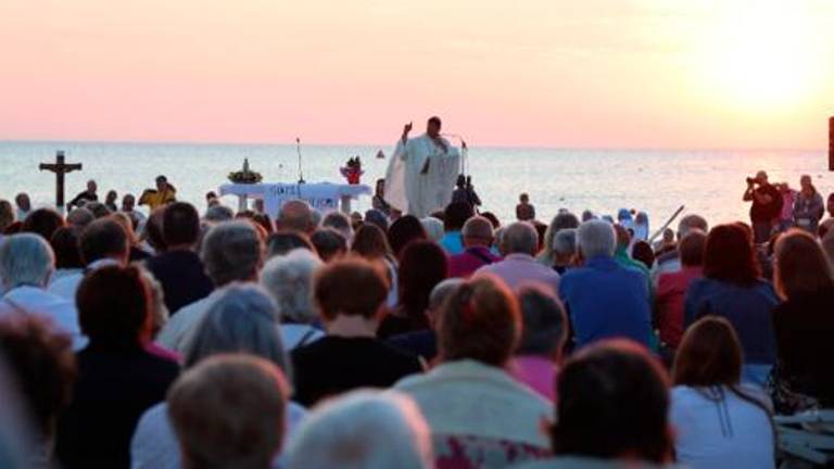 Rimini, una folla per la messa all’alba in riva al mare GALLERY Rimini, una folla per la messa all’alba in riva al mare GALLERY