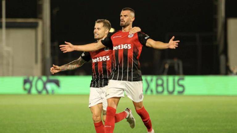 Christian Rutjens festeggiato dopo il gol (lincolnredimpsfc.co.uk) Christian Rutjens festeggiato dopo il gol (lincolnredimpsfc.co.uk)