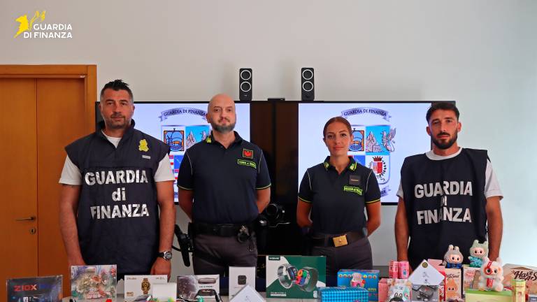 Rimini, Notte Rosa e notte “tarocca”: sequestrati 300mila articoli illegali e 15mila pupazzi virali VIDEO Rimini, Notte Rosa e notte “tarocca”: sequestrati 300mila articoli illegali e 15mila pupazzi virali VIDEO