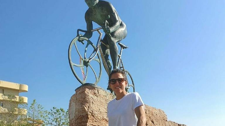 Calcio, la fuoriclasse spagnola Veronica Bouquet al monumento di Pantani a Cesenatico Calcio, la fuoriclasse spagnola Veronica Bouquet al monumento di Pantani a Cesenatico