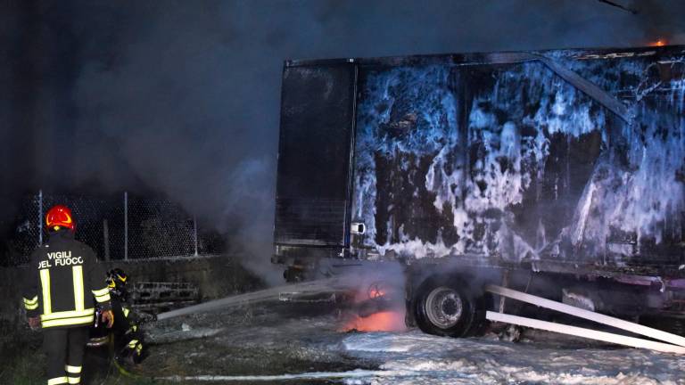 Rimini, incendio nella notte: camion a fuoco in via Verenin Grazia VIDEO GALLERY Rimini, incendio nella notte: camion a fuoco in via Verenin Grazia VIDEO GALLERY