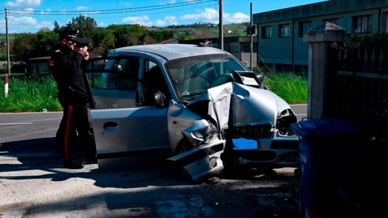 Castrocaro, incidente: con l’auto contro muretto, grave il conducente. Ferito bimbo di 5 anni