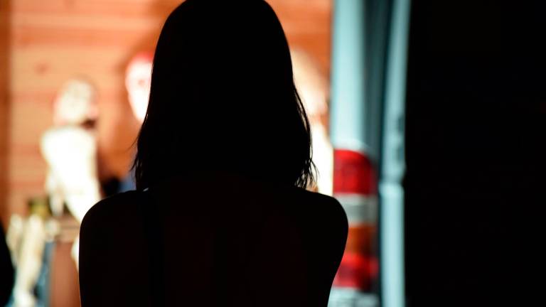 La donna ha chiesto aiuto agli agenti di polizia La donna ha chiesto aiuto agli agenti di polizia