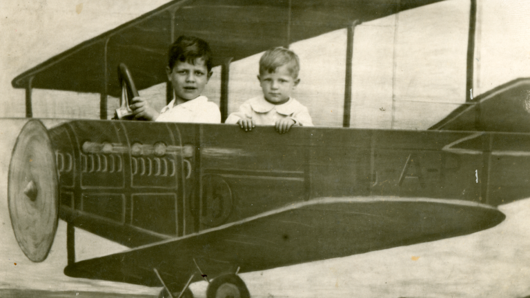 Tito Balestra con il fratello Romano sull aereo del fotografo ambulante, 1931 Tito Balestra con il fratello Romano sull aereo del fotografo ambulante, 1931