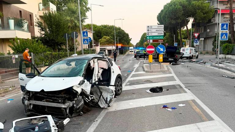 Rimini, incidente e terribile schianto alla rotonda: gravi due giovani - Gallery Rimini, incidente e terribile schianto alla rotonda: gravi due giovani - Gallery