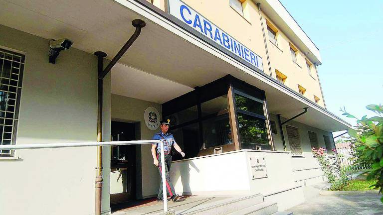 Cattolica. Bandito sfonda la porta della tabaccheria, ruba e scappa Cattolica. Bandito sfonda la porta della tabaccheria, ruba e scappa