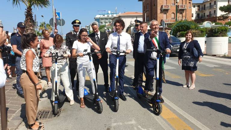 Rimini, in due sul monopattino: scattano le multe Rimini, in due sul monopattino: scattano le multe