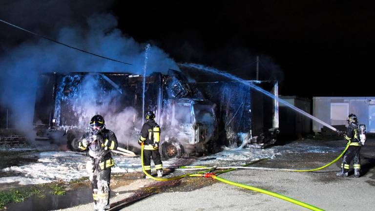 Rimini, incendio nella notte: camion a fuoco in via Verenin Grazia VIDEO GALLERY Rimini, incendio nella notte: camion a fuoco in via Verenin Grazia VIDEO GALLERY