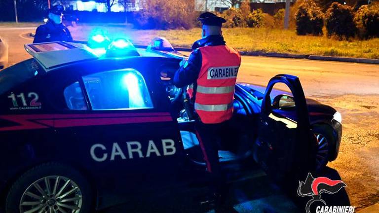 Cesena, guida con la patente scaduta e in auto gli trovano alcuni grammi di crack: scatta la denuncia Cesena, guida con la patente scaduta e in auto gli trovano alcuni grammi di crack: scatta la denuncia