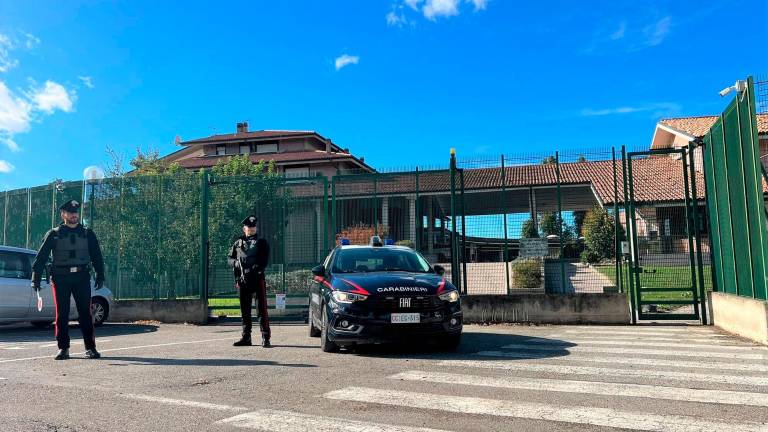 I Carabinieri lo fermano, scende dall’auto e si spoglia restando in mutande e poi li prende a calci: arrestato a Bentivoglio I Carabinieri lo fermano, scende dall’auto e si spoglia restando in mutande e poi li prende a calci: arrestato a Bentivoglio