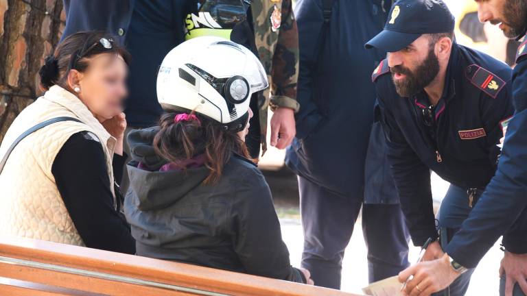 Rimini, pino crolla su una donna che viaggia in scooter a Marina centro GALLERY Rimini, pino crolla su una donna che viaggia in scooter a Marina centro GALLERY