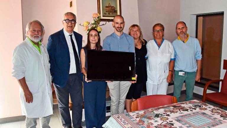 Gli sposi con il personale dell’Hospice di Dovadola Gli sposi con il personale dell’Hospice di Dovadola