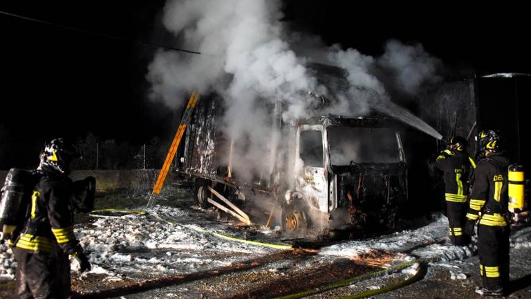 Rimini, incendio nella notte: camion a fuoco in via Verenin Grazia VIDEO GALLERY Rimini, incendio nella notte: camion a fuoco in via Verenin Grazia VIDEO GALLERY