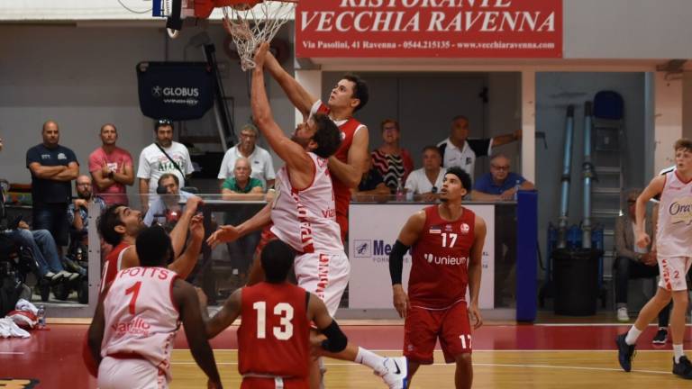 Basket Supercoppa, l'Unieuro sbanca Ravenna - VIDEO Basket Supercoppa, l'Unieuro sbanca Ravenna - VIDEO