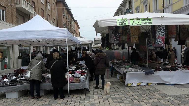 Assembramenti al mercato di Rimini, chiuso e multato un banco Assembramenti al mercato di Rimini, chiuso e multato un banco