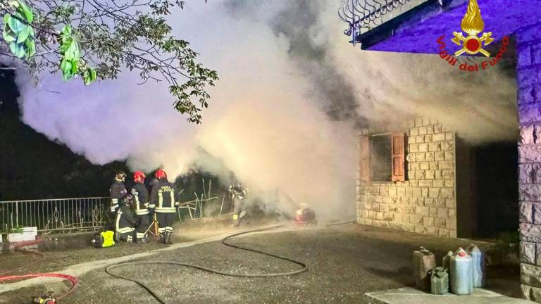 Castel del Rio, incendio nel garage di un’abitazione: una donna trasportata in ospedale