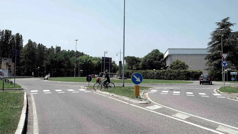 La rotonda di via Graziadei (foto Mmph) La rotonda di via Graziadei (foto Mmph)