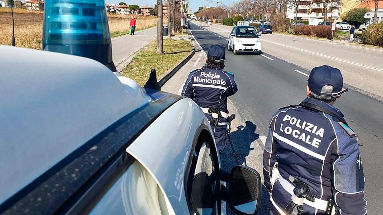 La polizia locale di Ravenna durante un’azione di controllo sulle strade (IMMAGINE GENERICA D’ARCHIVIO) La polizia locale di Ravenna durante un’azione di controllo sulle strade (IMMAGINE GENERICA D’ARCHIVIO)
