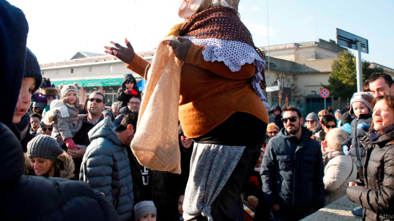 Ravenna. Epifania: numerose le iniziative dedicate a piccoli e grandi. La Befana arriva anche in Vespa Ravenna. Epifania: numerose le iniziative dedicate a piccoli e grandi. La Befana arriva anche in Vespa