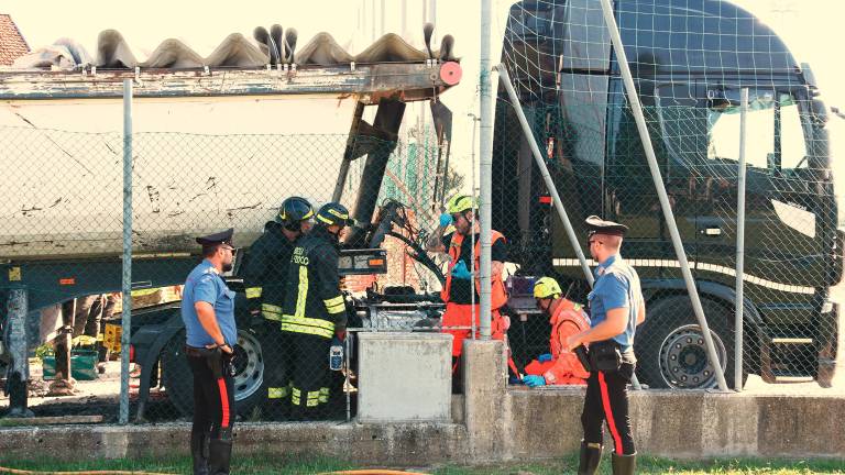 Riccione. Incidente sul lavoro al cantiere: autista schiacciato dal camion durante una riparazione Riccione. Incidente sul lavoro al cantiere: autista schiacciato dal camion durante una riparazione