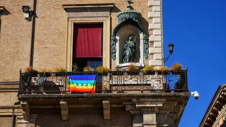 Il Comune di Rimini issa la bandiera della pace Il Comune di Rimini issa la bandiera della pace
