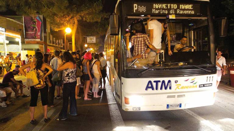 Marina di Ravenna: a giugno auto a senso unico in uscita sul lungomare e zona 30. Con più strisce blu Marina di Ravenna: a giugno auto a senso unico in uscita sul lungomare e zona 30. Con più strisce blu