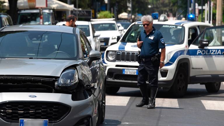 Rimini, incidente: la corsa della moto termina contro un palo, gravi un uomo e una ragazza - Gallery Rimini, incidente: la corsa della moto termina contro un palo, gravi un uomo e una ragazza - Gallery