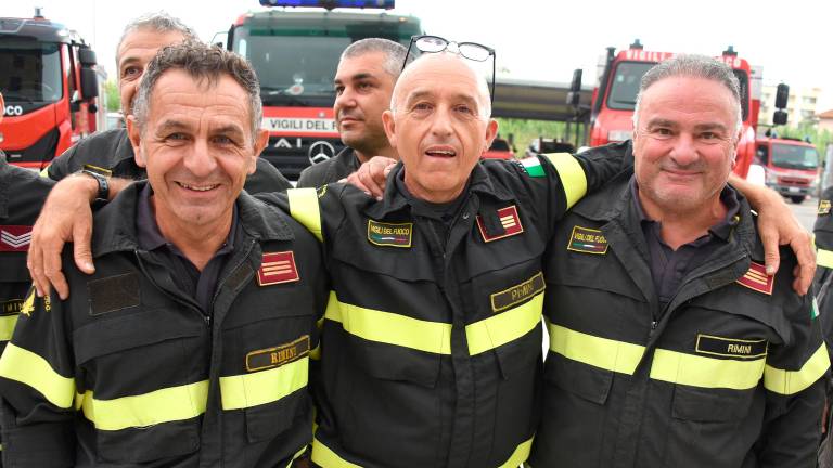 Rimini, in pensione dopo 35 anni nei vigili del fuoco: il saluto dei colleghi GALLERY Rimini, in pensione dopo 35 anni nei vigili del fuoco: il saluto dei colleghi GALLERY