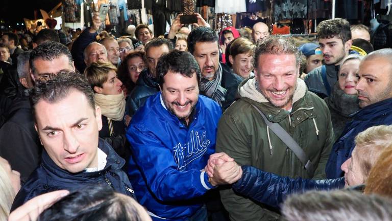 Santarcangelo, contestatori contro Salvini: non si passa sotto l'arco Santarcangelo, contestatori contro Salvini: non si passa sotto l'arco