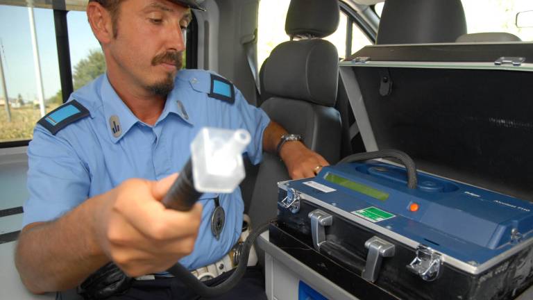 Rimini. Guida in stato di ebbrezza, ritirate 10 patenti Rimini. Guida in stato di ebbrezza, ritirate 10 patenti