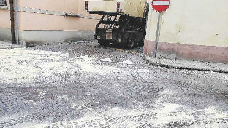La segatura sparsa sull’olio fuoriuscito da una spazzatrice (Blaco) La segatura sparsa sull’olio fuoriuscito da una spazzatrice (Blaco)