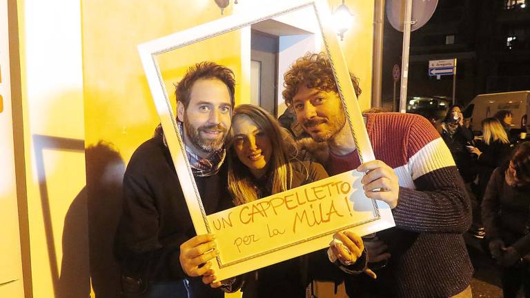 Rimini. Una folla mangia cappelletti in strada per Mila. Tutte le foto Rimini. Una folla mangia cappelletti in strada per Mila. Tutte le foto