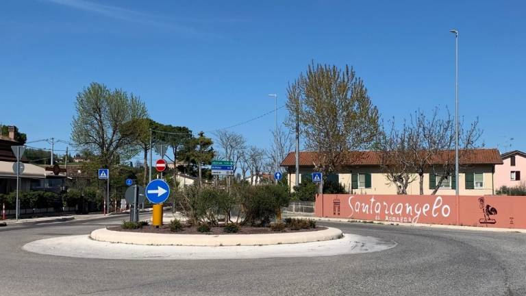 Santarcangelo, due murales e nuove piante nella rotatoria di via Santarcangelese Santarcangelo, due murales e nuove piante nella rotatoria di via Santarcangelese