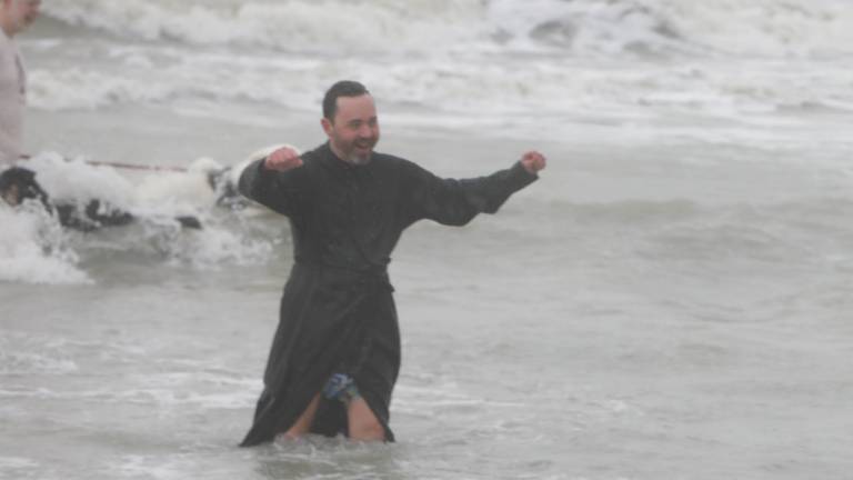 Freddo e vento non fermano gli ortodossi. Tuffo in acqua a Ravenna dopo la benedizione del mare Freddo e vento non fermano gli ortodossi. Tuffo in acqua a Ravenna dopo la benedizione del mare