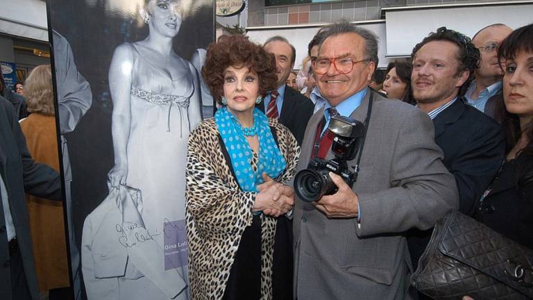 Morta Gina Lollobrigida, a Riccione l'impronta delle sue mani sulla walk of fame Morta Gina Lollobrigida, a Riccione l'impronta delle sue mani sulla walk of fame