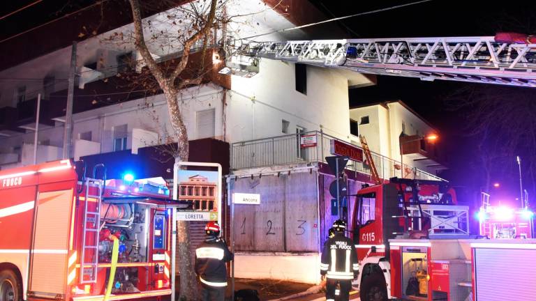 Rimini, incendio nella notte all’hotel Costa d’Oro VIDEO GALLERY Rimini, incendio nella notte all’hotel Costa d’Oro VIDEO GALLERY