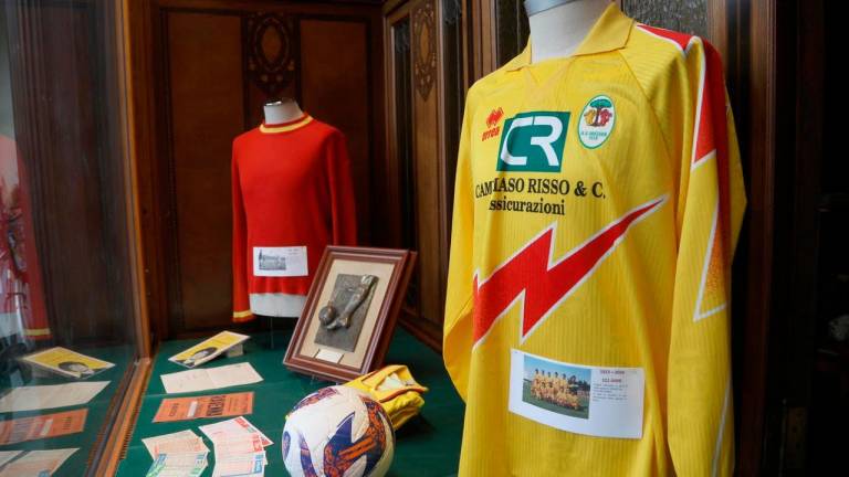 Ravenna, la storia del calcio giallorosso nella mostra in piazza del Popolo Ravenna, la storia del calcio giallorosso nella mostra in piazza del Popolo