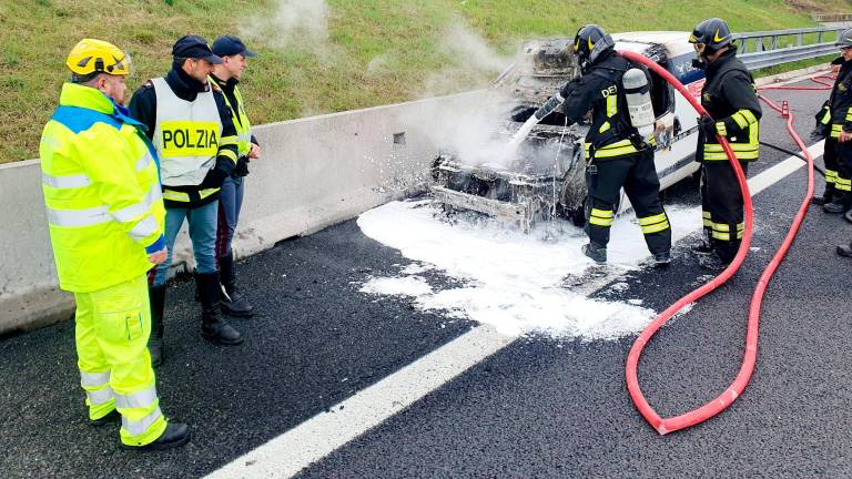 Furgone della vigilanza a fuoco in A14 tra Rimini e Riccione: intervengono i Vigili del Fuoco Furgone della vigilanza a fuoco in A14 tra Rimini e Riccione: intervengono i Vigili del Fuoco