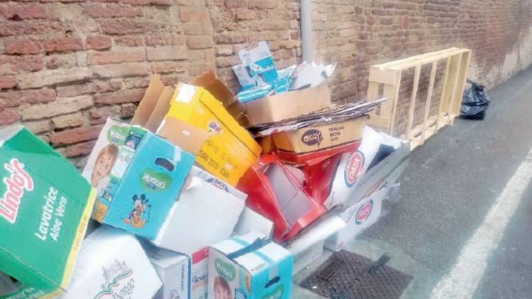 Rifiuti, a Imola in centro storico via alla raccolta porta a porta Rifiuti, a Imola in centro storico via alla raccolta porta a porta