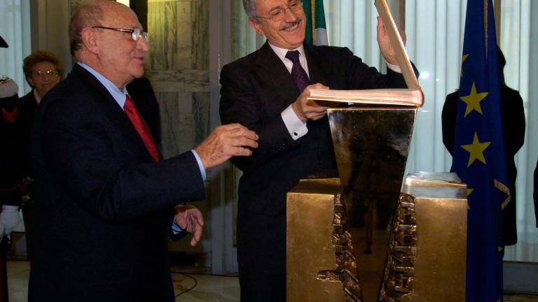Arnaldo Pomodoro con l’ex presidente del Consiglio Massimo D’Alema Arnaldo Pomodoro con l’ex presidente del Consiglio Massimo D’Alema